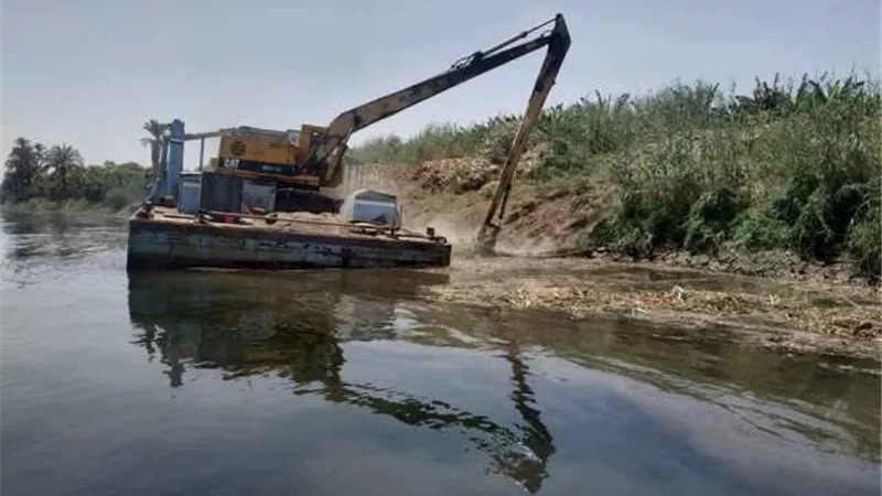 حمالات مكبرة لإزالة التعديات على مجرى نهر النيل بالأقصر