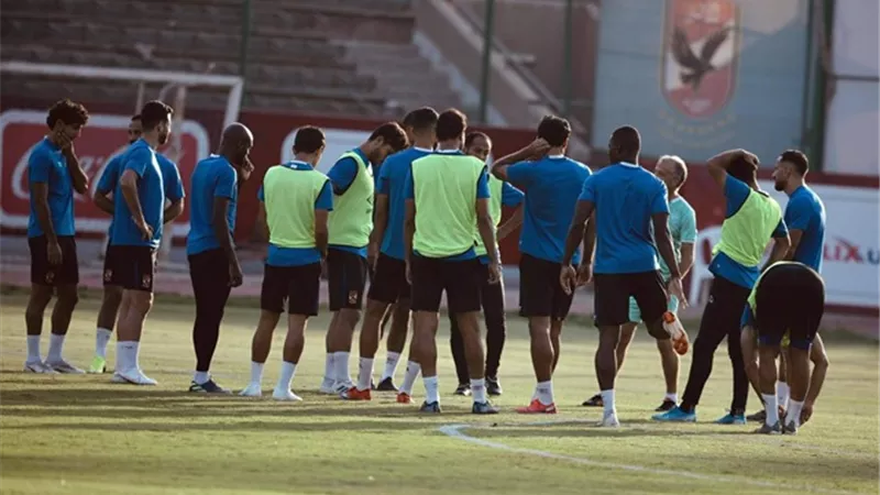 فايلر يحاضر لاعبي الأهلي قبل مواجهة الانتاج