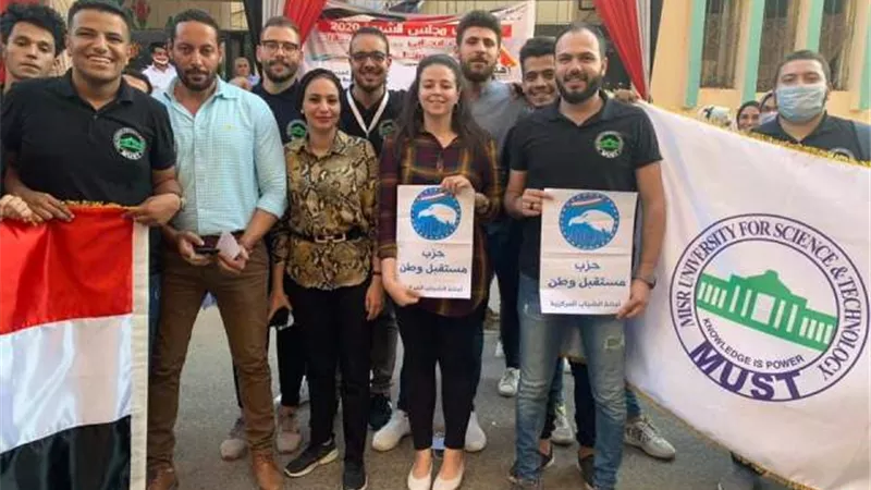 بالصور.. قيادات جامعة مصر تشارك بموظفيها في انتخابات مجلس الشيوخ