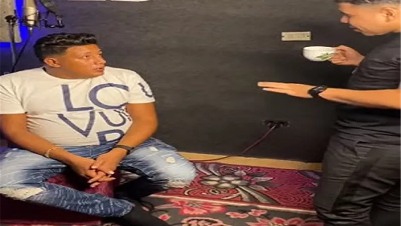 مش عارف إن 45 دقيقة هى ساعة إلا ربع.. عمر كمال يسخر من حمو بيكا.. فيديو