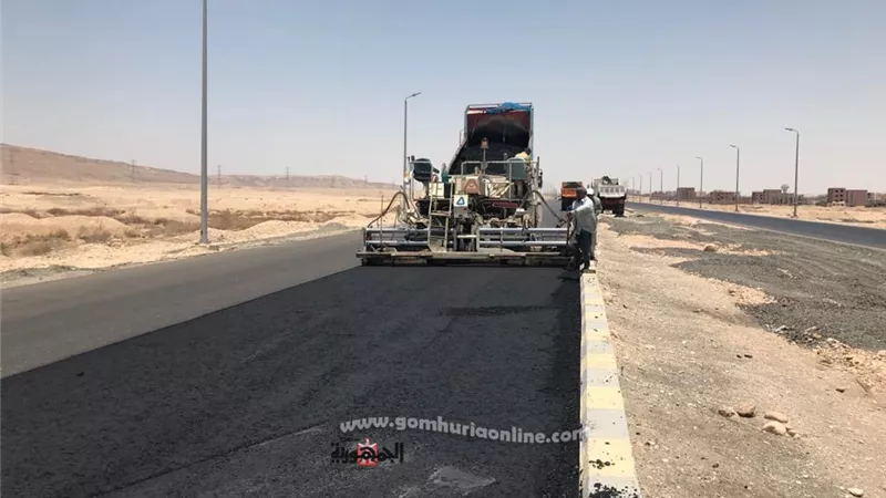 جهاز أسيوط الجديدة يتابع أعمال رصف وازدواج طريق الصعيد/البحر الأحمر
