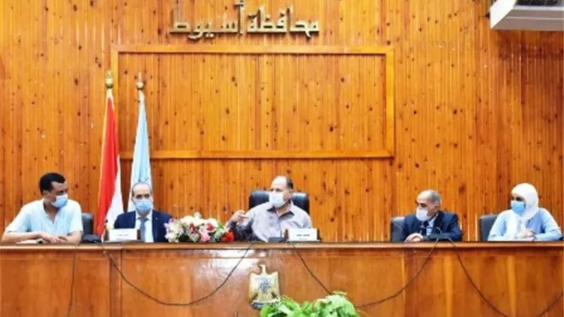 محافظ أسيوط يلتقى بأولياء الامور ويكلف بحل مشكلة مرحلة رياض الأطفال.. بالصور