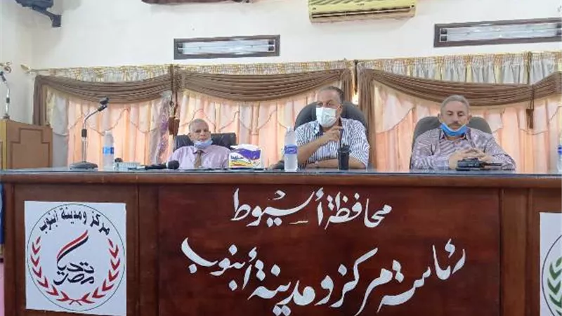 محافظ أسيوط يوجه المسئولين بعقد لقاءات دورية مع رؤساء لجان التصالح لتذليل أية معوقات.. بالصور