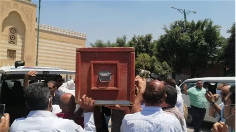 غياب نجوم الفن فى جنازة الفنان سمير الإسكندراني بالسيدة نفيسة