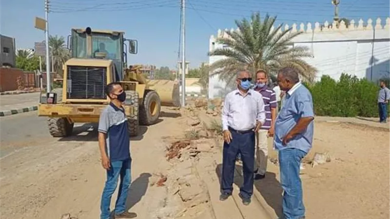 استمرار العمل بتوسعة طريق مستشفى الداخلة العام بالوادى الجديد.. بالصور