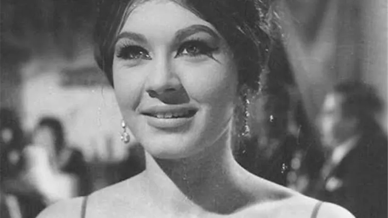 تعليق مؤثر من نجل المهندس على رحيل الفنانة شويكار.. فيديو