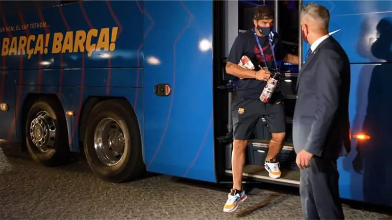 جماهير برشلونة تهين اللاعبين أمام الفندق بعد الخسارة المذلة من بايرن ميونخ