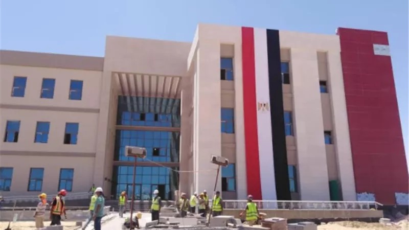 نائب وزير الإسكان يتفقد جامعة 