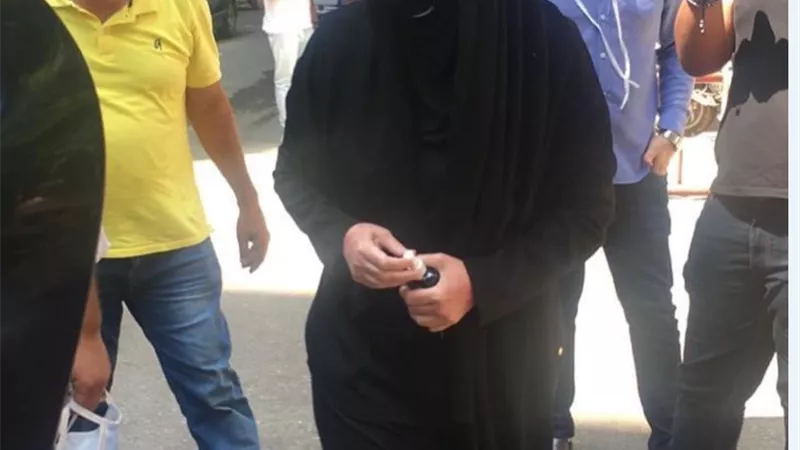 دلال عبد العزيز وميرفت امين يودعان شويكار الى مثواها الاخيرة.. صور