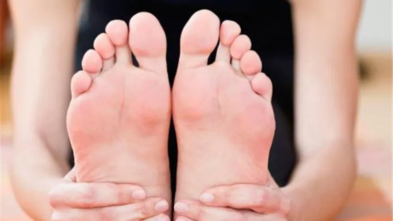 تتورم قدماك خلال فصل الصيف ...اليك الاسباب