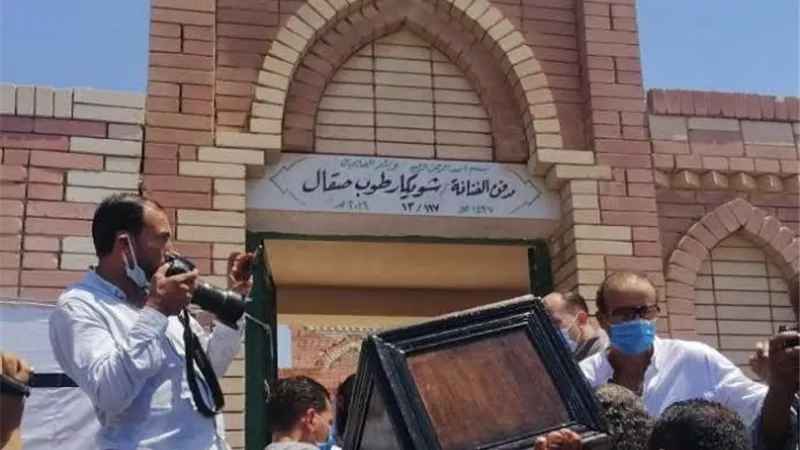 نجوم الفن واسرة الفنانة يصلون على جثمان الراخلة شويكار .. صور