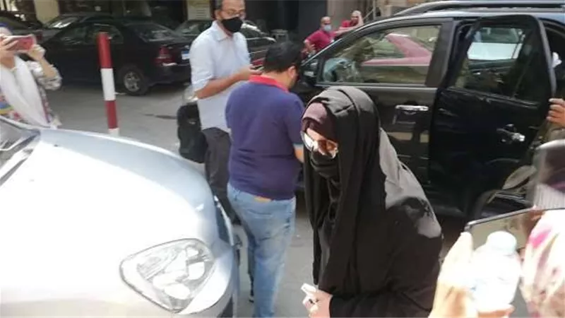 اصابة ميرفت امين بانهيار فى جنازة شويكار.. صور