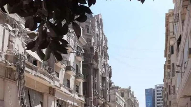 تفاصيل إخلاء عقارين مجاورين لمبنى قصر النيل المنهار من السكان