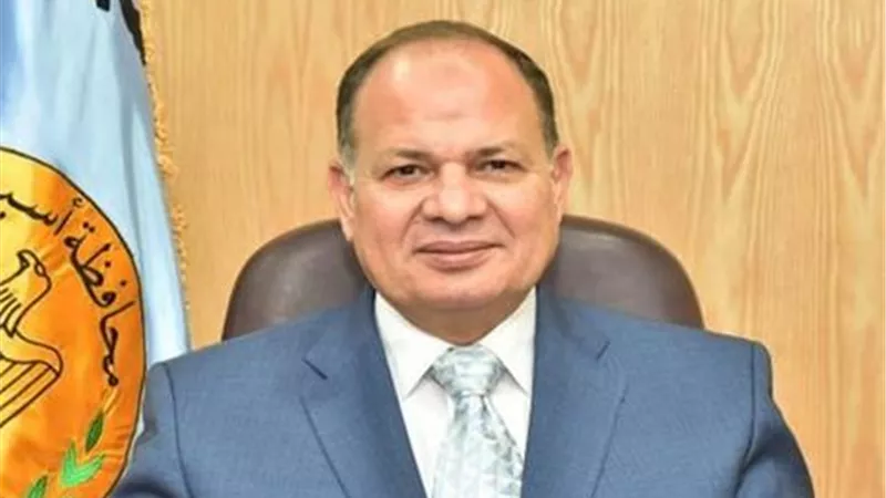 محافظ أسيوط : حملات ميدانية وتجارب لمراجعة اشتراطات الحماية المدنية والسلامة بالمنشآت الحيوية بالمحافظة والسكرتير المساعد يجرى تجربة عملية بمصنع البوت