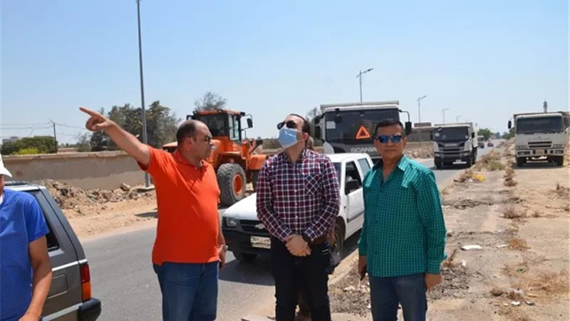 نائب محافظ الاسماعيلية يقود حملة لرفع المخلفات من منطقة الجامعة