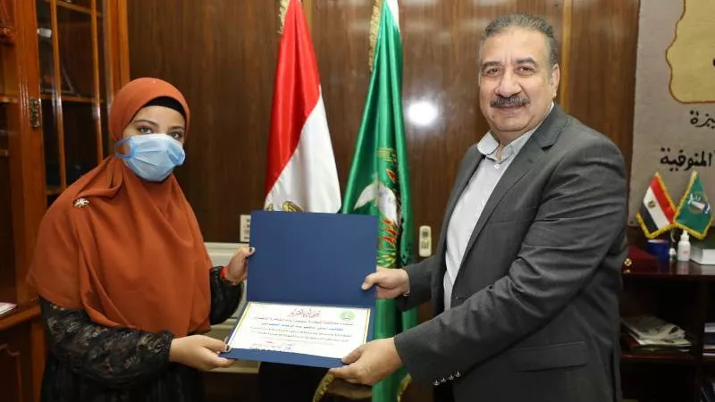محافظ المنوفية يكرم ( أمانى ) أول الثانوية الأزهرية ويمنحها شهادة تقدير