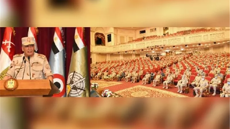 وزير الدفاع يلتقى عدداً من الضباط المعينين لتولى الوظائف القيادية بالقوات المسلحة