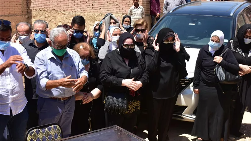 لاول مرة منذ سنوات .. هذة الفنانة تظهر فى جنازة شويكار