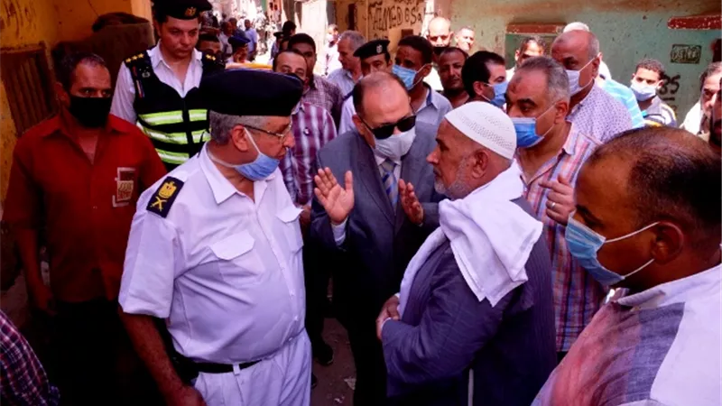 محافظ أسيوط يتفقد المنزل المنهار بحى غرب ويتابع انقاذ ربة منزل.. بالصور