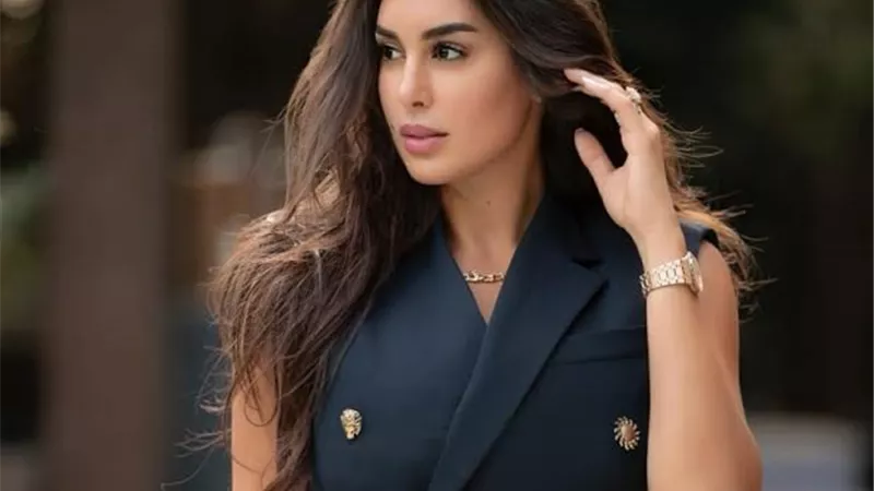 ياسمين صبرى تخطف الانظار من داخل سيارتها.. صورة
