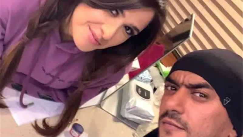 احمد العوضى يهدى ياسمين عبد العزيز اغنية رومانسية بالبنط العريض.. فيديو