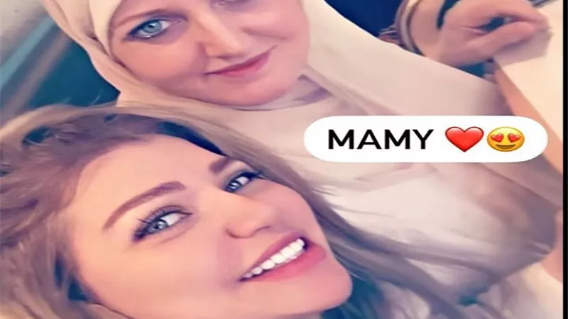 شاهد .. أحدث إطلالة للإعلامية ياسمين الخطيب برفقة والدتها
