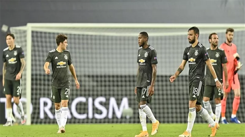 خلاف حاد بين نجمي مانشستر يونايتد في مباراة إشبيلية