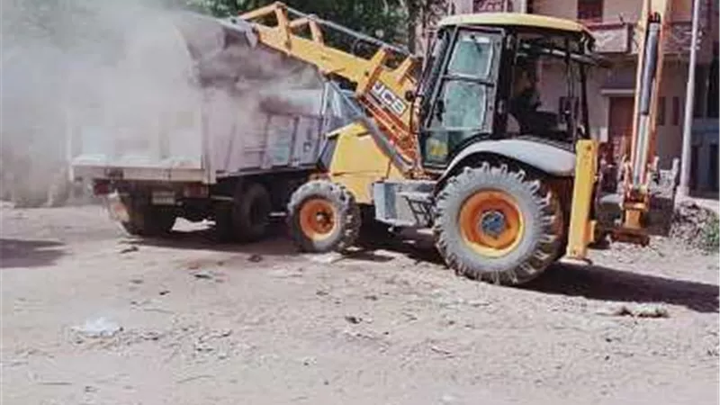 رفع 1000 طن مخلفات وتراكمات بمدينة طهطا والمجالس القروية بسوهاج..صور