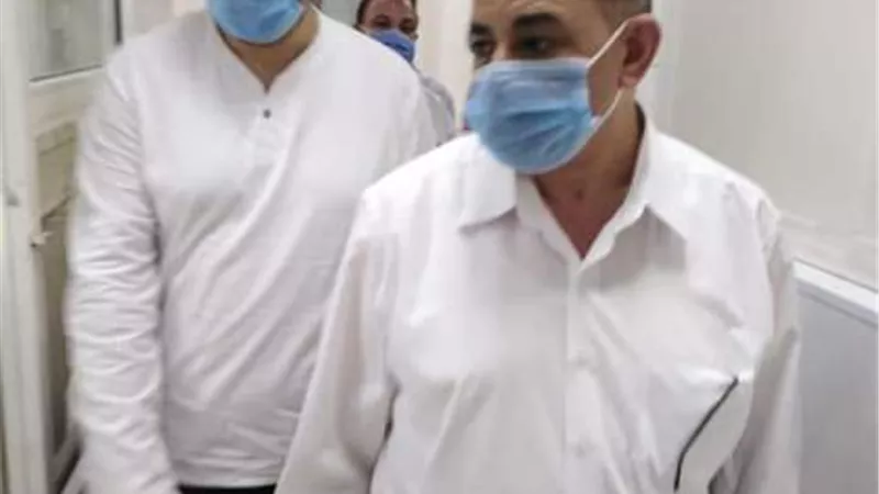 مدير التأمين الصحى بالشرقية يفاجئ العيادة الشاملة بمبرة الزقازيق