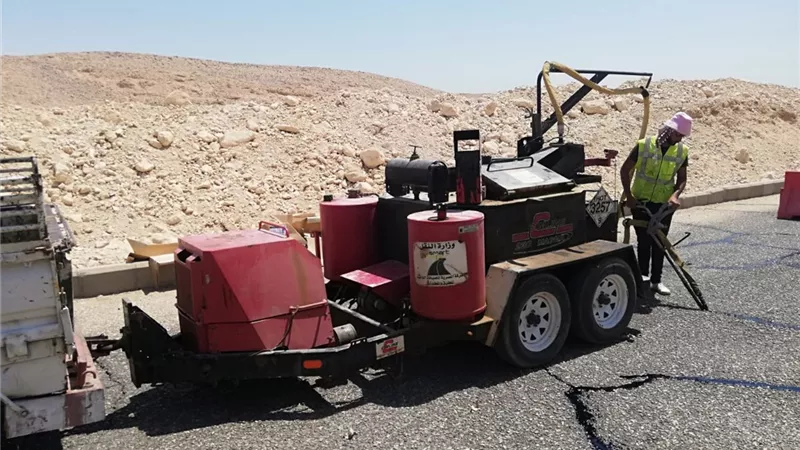 رفع كفاءة طريق وادى الملوك بالقرنة غرب الأقصر