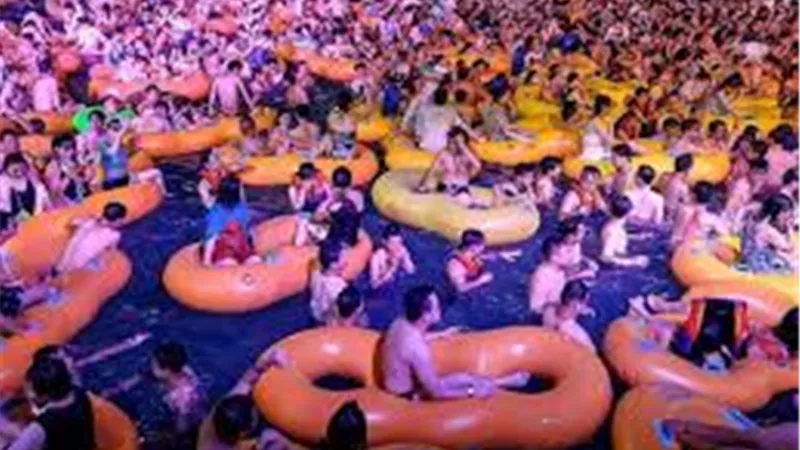 بالفيديو .. الصين تتحدي الخوف من كورونا بحفل كبير بمنتجع للألعاب المائية