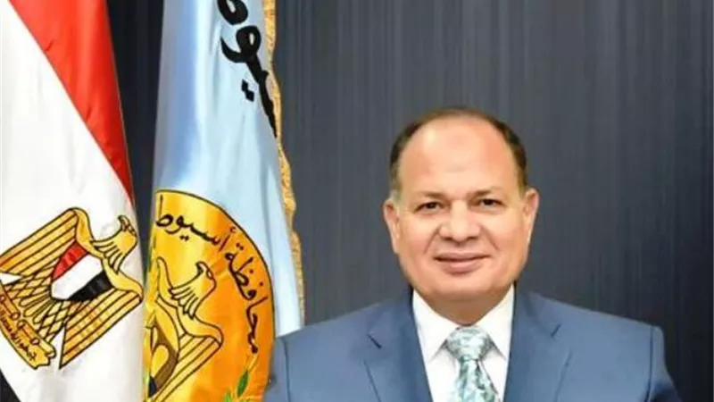 محافظ أسيوط يعقد اجتماعاً موسعاً لمناقشة الجهود المبذولة فى ملفى التصالح والتقنين