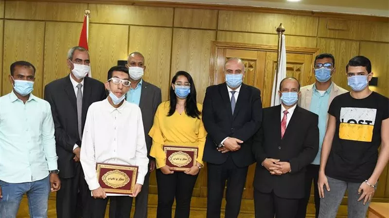 محافظ قنا يكرم اوائل الثانوية العامة بالمحافظة