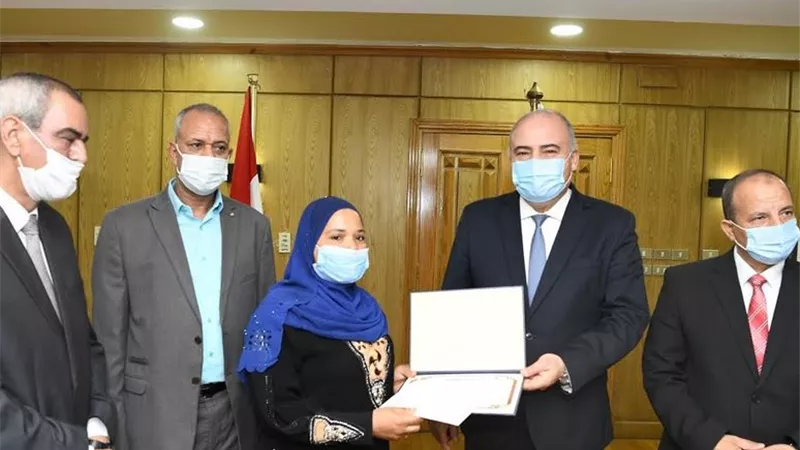 الداودي يكرم أول جزارة بالمحافظة