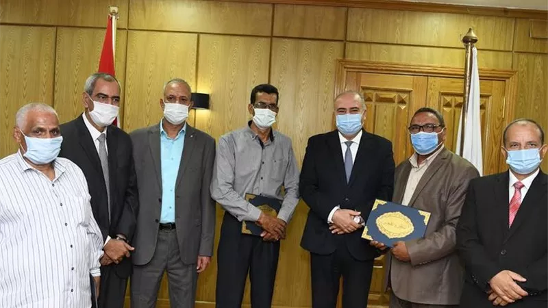 محافظ قنا يكرم عددا من مديري المدارس