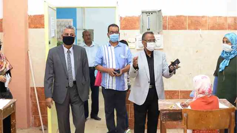 رئيس جامعة جنوب الوادى يتفقد لجان اختبارات القدرات بكلية التربية النوعية.. بالصور