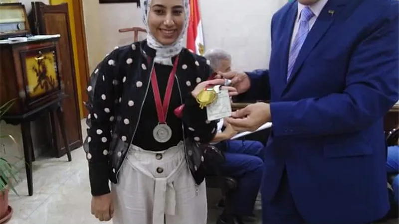 مدير تعليم القليوبية يُكرم ابنة طوخ لفوزها ببطولة دبي في الكاراتيه