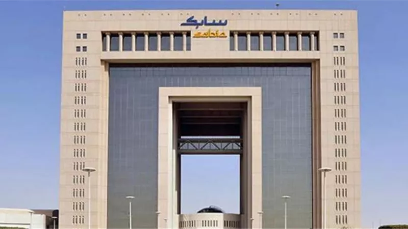 سابك السعودية تعين بنوكا لترتيب إصدار سندات دولارية