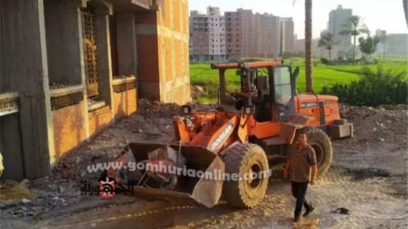 الاجهزة التنفيذية بمدينة الزقازيق توقف بناء برج مخالف بمنطقة الغشام