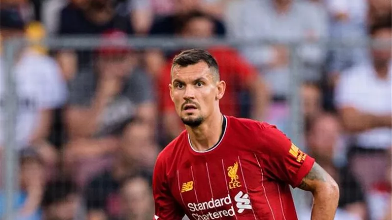 نجم ليفربول يرقص على أغنية لعمرو دياب ويحب الكشري