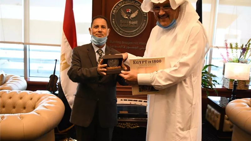 رئيس هيئة الرقابة المالية يلتقي السفير السعودي لمناقشة مستقبل استثمارات السعودية بمصر