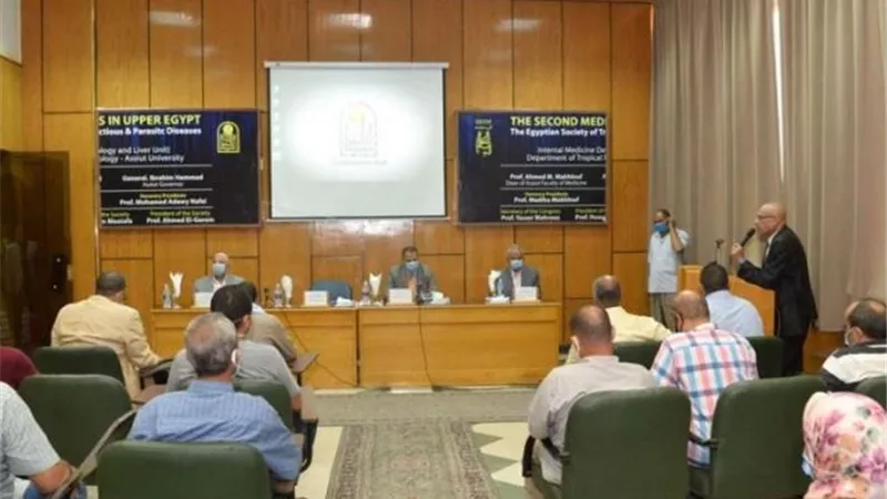 جامعة أسيوط تكرم أحد قيادات الأمن لبلوغه السن القانوني بالمعاش