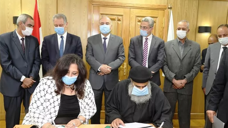 تسليم عقود لـ 8 جمعيات أهلية لتنفيذ مشروعات صغيره بقرى ومدن المحافظه