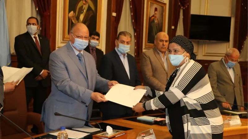 محافظ القاهرة يكرم ٢٥ من منفذي مبادرة رئيس الجمهورية اتحضر للأخضر .صور