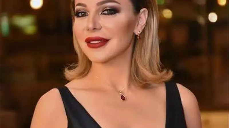 الوقاية خير من العلاج.. سوزان نجم الدين ترتدى كمامتين وغطاء بلاستيكى فى مطار دبى.. فيديو