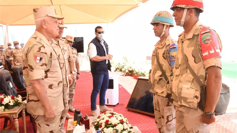 رئيس أركان حرب القوات المسلحة يشهد تنفيذ المرحلة الرئيسية للمشروع التكتيكى بجنود ذو جانبين 
