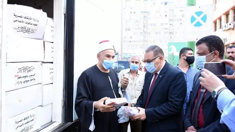 محافظ الشرقية ووكيل وزارة الأوقاف يوزعان ٣ أطنان لحوم اضاحي على الأسر الأكثر إحتياجا