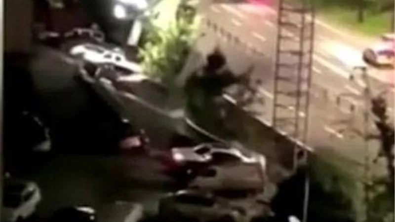 شاهد بالفيديو.. حفرة عملاقة بالصين تبتلع 21 سيارة