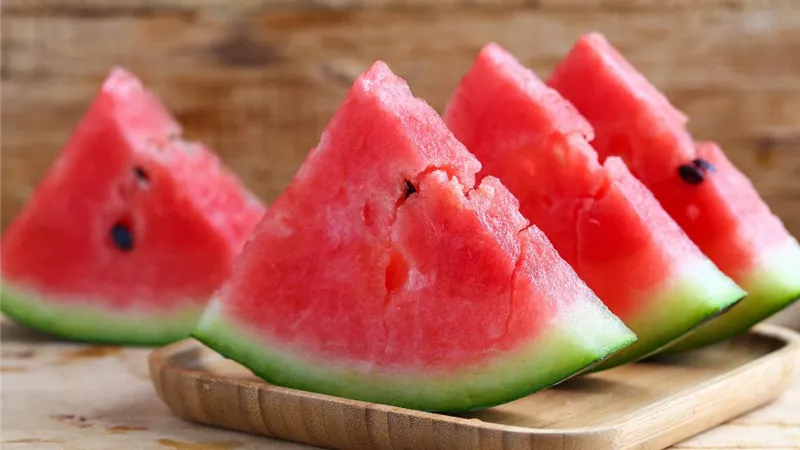 الإفراط في تناول البطيخ الأحمر خطر على هذه الفئة!