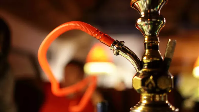 الصحة العالمية :تدخين الشيشة يزيد من احتمالية الإصابة بكوفيد-١٩